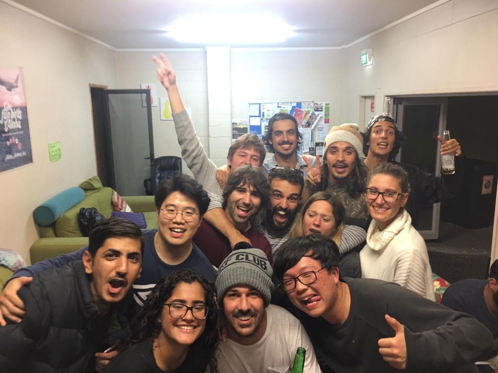 amigos Nueva Zelanda grupo de amigos internacionales sonriendo y posando para cámara